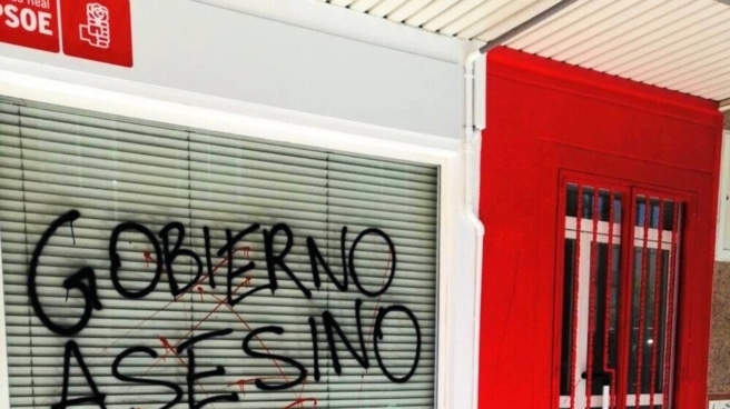 El PSOE pide al PP y a la "ultraderecha neofascista" que condenen los ataques a sus sedes socialistas Sede del PSOE con grafitis