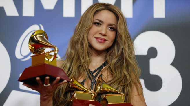 La cantante colombiana Shakira posa con los tres premios conseguidos durante la gala anual de los Latin Grammy celebrada este jueves en Sevilla