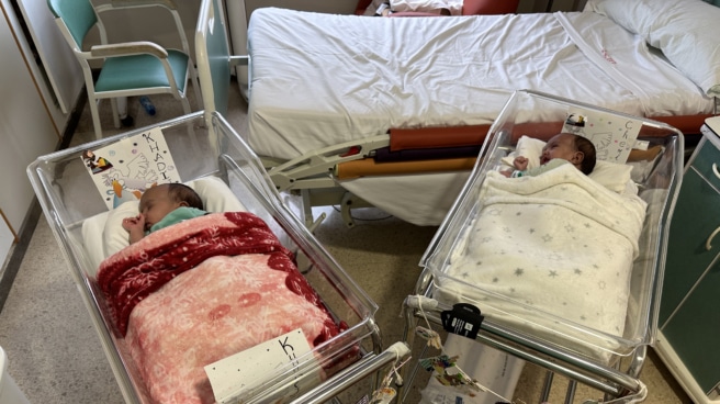 Imagen facilitada de Khadija y Cherive, las dos bebés siamesas de pocas semanas procedentes de Mauritania unidas por el abdomen, que se recuperan en el Hospital Sant Joan de Déu tras haber sido separadas con éxito en una operación compleja. de Déu
