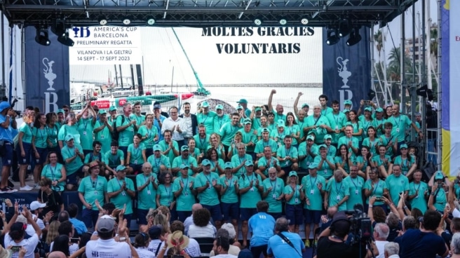 El Team B se acerca a las 3.000 candidaturas a un mesa del cierre del programa de voluntariado de la America's Cup Voluntarios de Vilanova i la Geltrú en la ceremonia final de entrega de premios