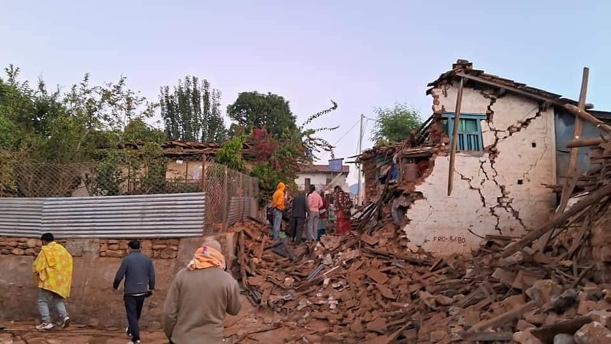 Una fotografía proporcionada por la oficina del primer ministro de Nepal muestra casas dañadas cerca de Jajarkot