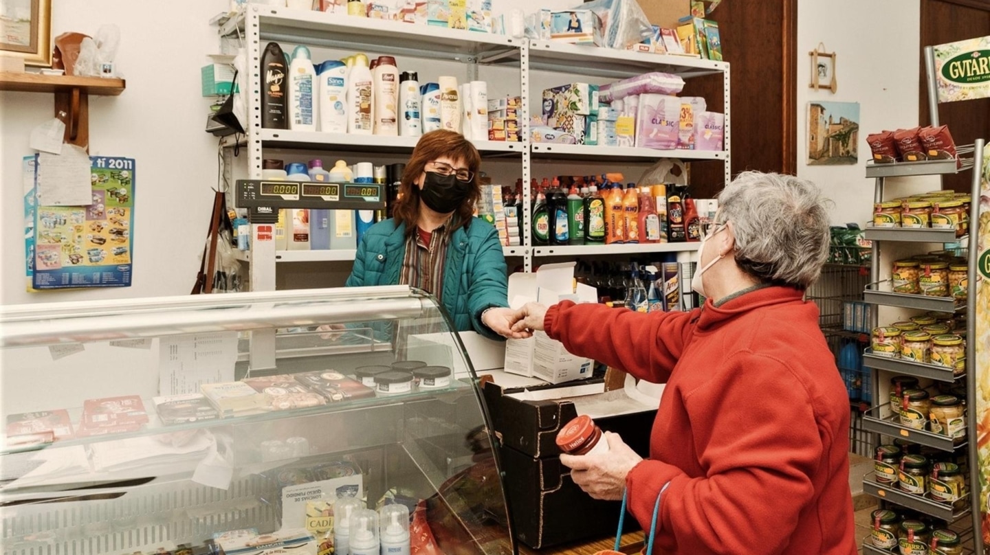 Una tienda de ultramarinos en Belmonte de San José, Teruel.