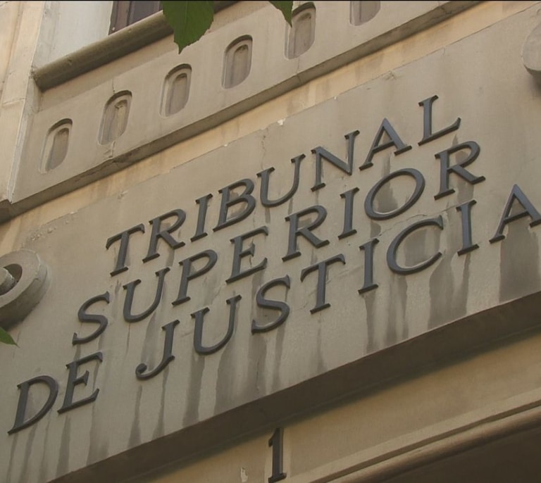 Multa al abogado que usó la IA para 48 citas de jurisprudencia falsas en un recurso