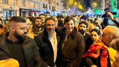 El expresentador trumpista de Fox, Tucker Carlson, acompaña Abascal en las protestas de Ferraz