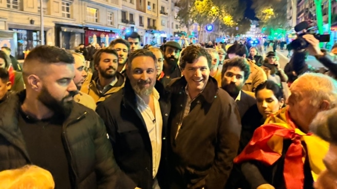 Tucker Carlson y Santiago Abascal Tucker Carlson y Santiago Abascal en las concentraciones contra la amnistía en Ferraz.