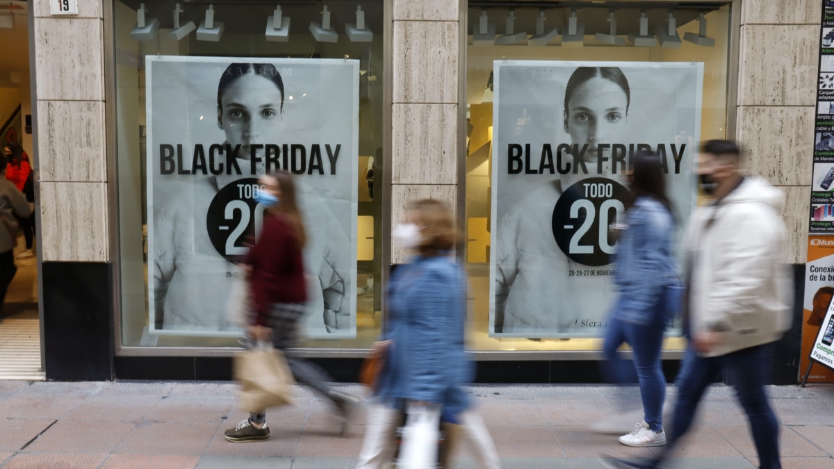 Varias personas realizan algunas compras de la navidad, aprovechando los descuentos del "Black Friday" que ofrecen los comercios de la capital