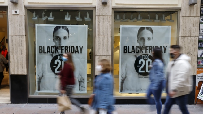 Cuándo se cobra la paga extra de Navidad Varias personas realizan algunas compras de la navidad, aprovechando los descuentos del "Black Friday" que ofrecen los comercios de la capital