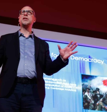Mark Coeckelbergh: "La IA pone en peligro los cimientos de nuestras democracias"
