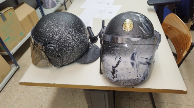 Así quedaron los cascos de los agentes de las Unidades de Intervención Policial (UIP) tras una de las batallas campales de los violentos en la calle Ferraz.