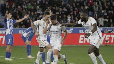 El Real Madrid ejerce de súper líder y se lleva la victoria con el Alavés en el descuento