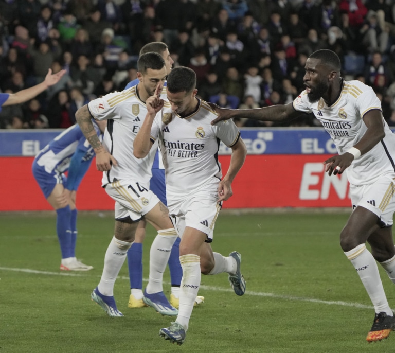 El Real Madrid ejerce de súper líder y se lleva la victoria con el Alavés en el descuento