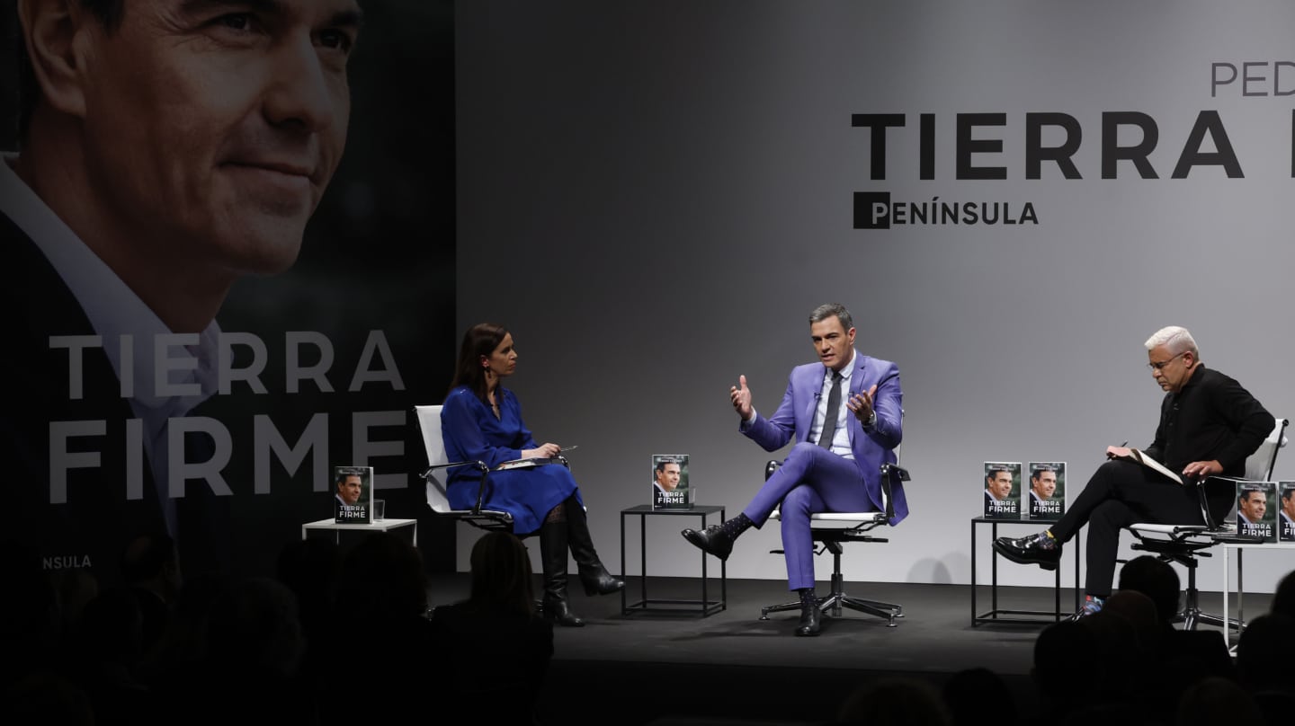 MADRID, 11/12/2023.- El presidente del Gobierno y secretario general del PSOE, Pedro Sánchez (c), durante la presentación de su segundo libro, 'Tierra firme', este martes en Madrid, acompañado del presentador Jorge Javier Vázquez y a la periodista Ángeles Caballero. EFE/ Juan Carlos Hidalgo