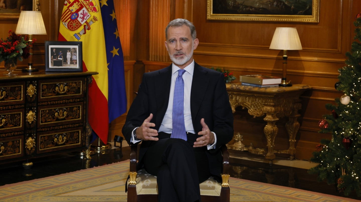 MADRID, 24/12/2023.- El rey Felipe VI en su tradicional mensaje de Navidad, el décimo de su reinado, en el que ha apelado al cumplimiento de la Constitución como garantía de unión y de progreso, al advertir de que si no se respeta, no hay democracia ni convivencia posibles, tampoco ley, ni paz, ni libertad, sino imposición y arbitrariedad. EFE/ Ballesteros POOL