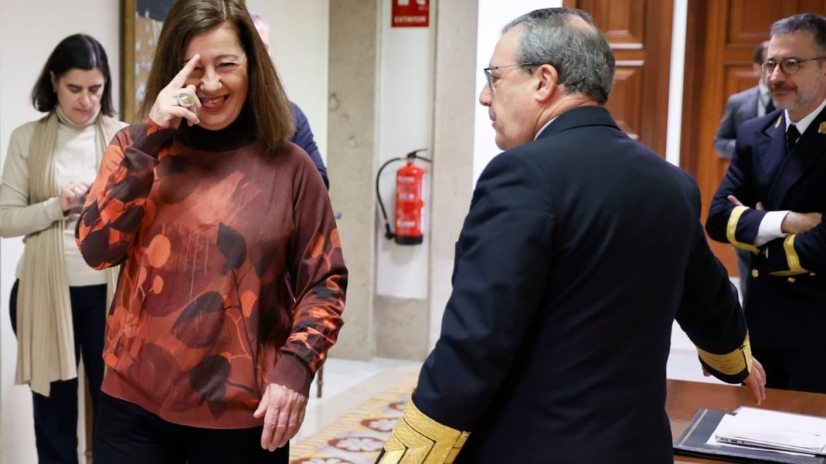 La presidenta del Congreso, Francina Armengol, saluda al fotógrafo por los pasillos de la Cámara Baja.