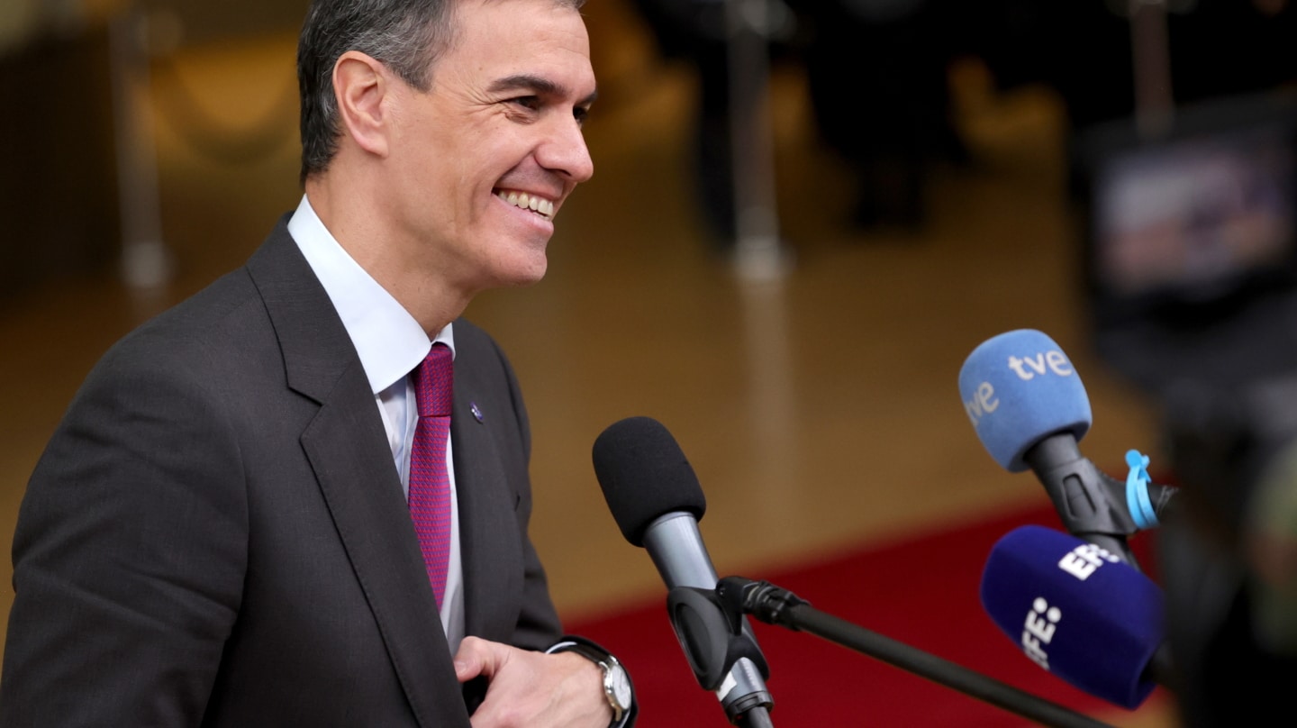 Brussels (Belgium), 14/12/2023.- Spain's Prime Minister Pedro Sanchez speaks to the media as he arrives for a European Council in Brussels, Belgium, 14 December 2023. EU leaders are gathering in Brussels for a two-day summit to discuss the latest developments in relation to Russia's invasion of Ukraine, and in the Middle East, including the humanitarian situation in Gaza, the block's enlargement policy and long-term budget 2021-2027, as well as security and defense, among other topics. (Bélgica, Rusia, España, Ucrania, Bruselas) EFE/EPA/OLIVIER MATTHYS