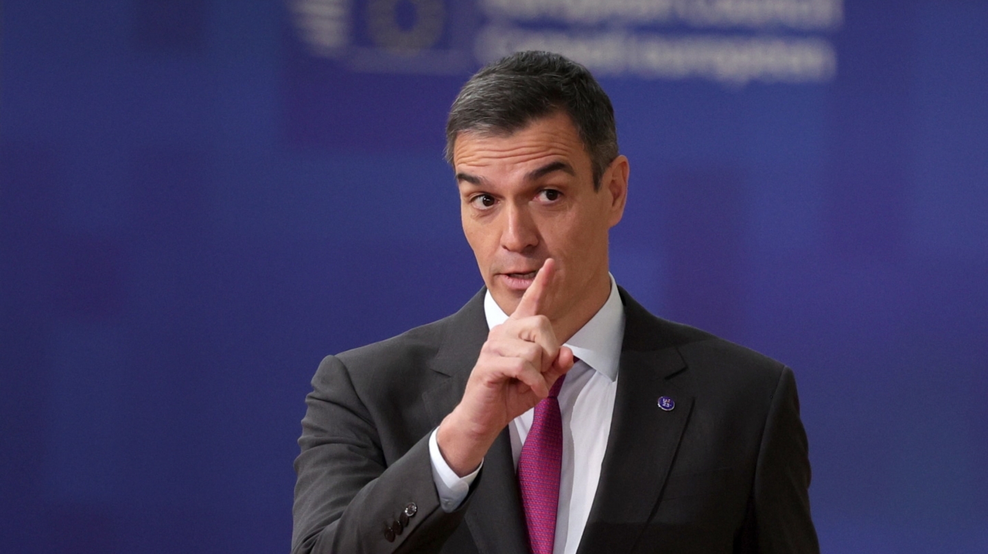 Bruselas (Bélgica), 14/12/2023.- El presidente del gobierno español Pedro Sánchez, a su llegada al Consejo Europeo en Bruselas, Bélgica, este jueves. Los líderes de la UE se reúnen en Bruselas para una cumbre de dos días para discutir los últimos acontecimientos en relación con la invasión rusa de Ucrania y en Oriente Medio. incluyendo la situación humanitaria en Gaza, la política de ampliación del bloque y el presupuesto a largo plazo 2021-2027, así como la seguridad y la defensa, entre otros temas. EFE/OLIVIER MATTHYS