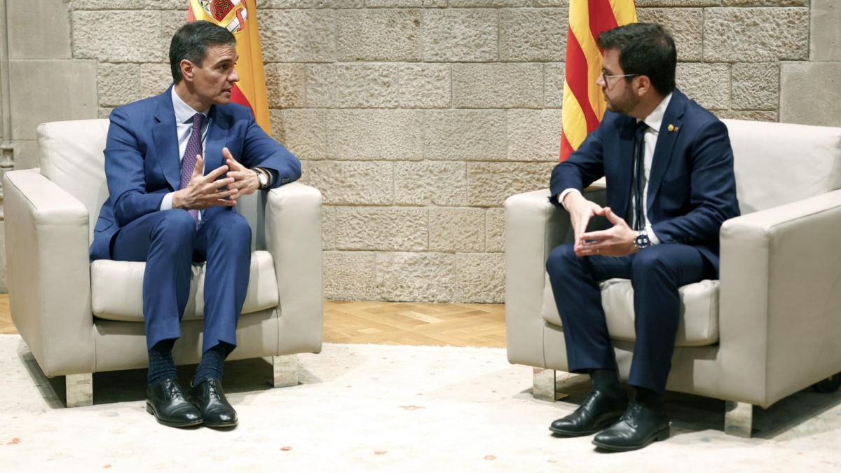 El presidente del Gobierno, Pedro Sánchez, y el 'president' de la Generalitat, Pere Aragonès, en el Palau de la Generalitat durante su reunión este 21 de diciembre de 2023.