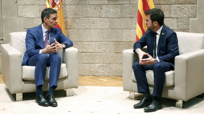 El presidente del Gobierno, Pedro Sánchez, y el 'president' de la Generalitat, Pere Aragonès, en el Palau de la Generalitat durante su reunión este 21 de diciembre de 2023.