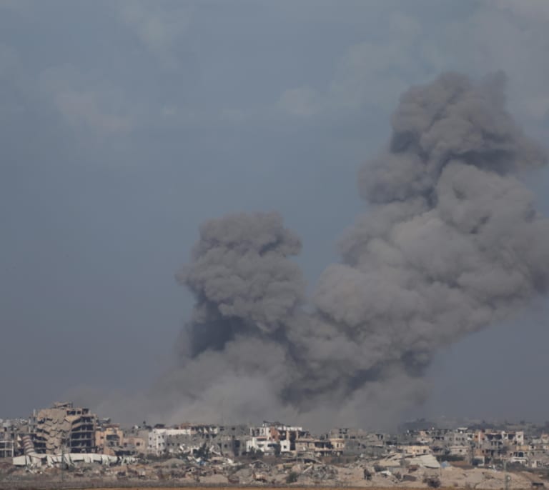 Hamás tacha el bombardeo israelí contra la Gran Mezquita de Gaza de "crimen atroz"