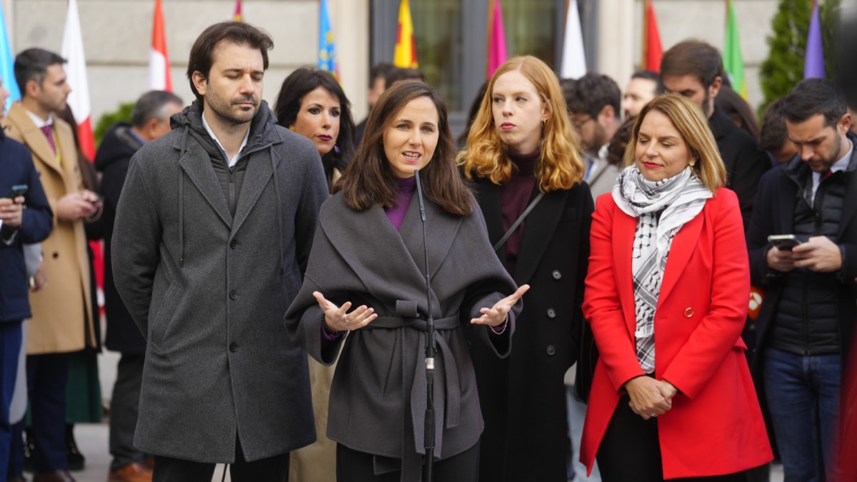 -FOTODELDIA- MADRID, 06/12/2023.- La secretaria general y diputada de Podemos Ione Belarra (2i, delante), acompañada por los diputados de su grupo, Javier Sánchez Serna (i), Lilith Verstrynge (2d), Martina Velarde (i) y Noemí Santana (d), realiza declaraciones a la prensa en el exterior del Congreso este miércoles, día en el que las Cortes celebran el 45 aniversario de la Constitución. Podemos anunció ayer que sus cinco diputados abandonaban Sumar para unirse al Grupo Mixto. EFE/ Borja Sanchez-Trillo
