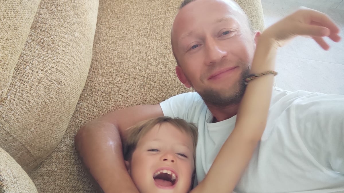 El pequeño Stefan, de siete años, junto a su padre, Vyacheslav Komakha, antes de que su madre se lo llevase presuntamente de vuelta a Ucrania.