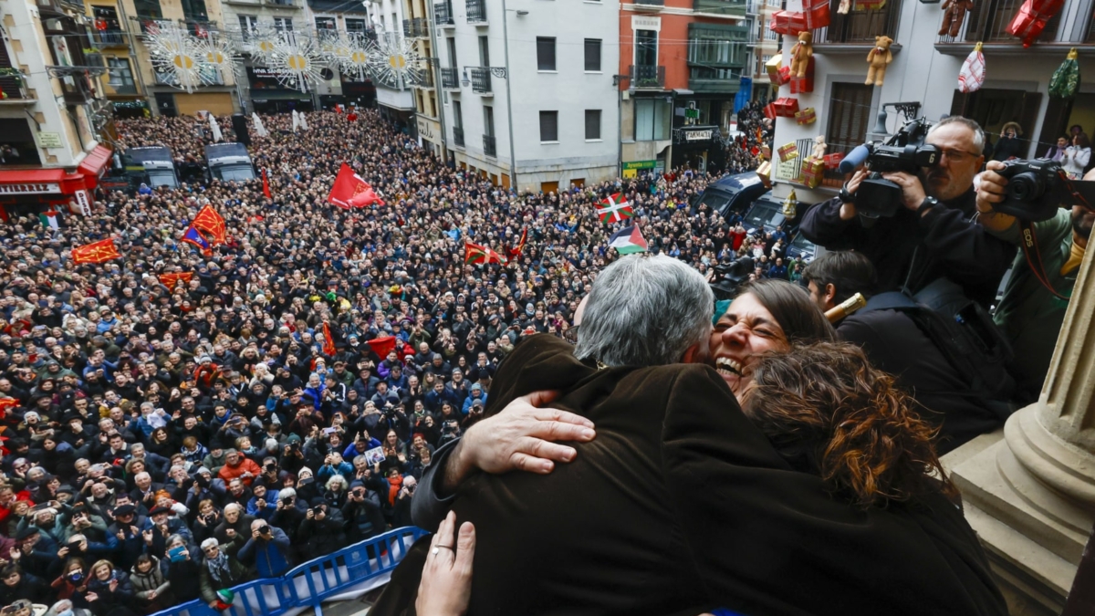 Joseba Asiron, abrazado en el balcón del Ayuntamiento de Pamplona.