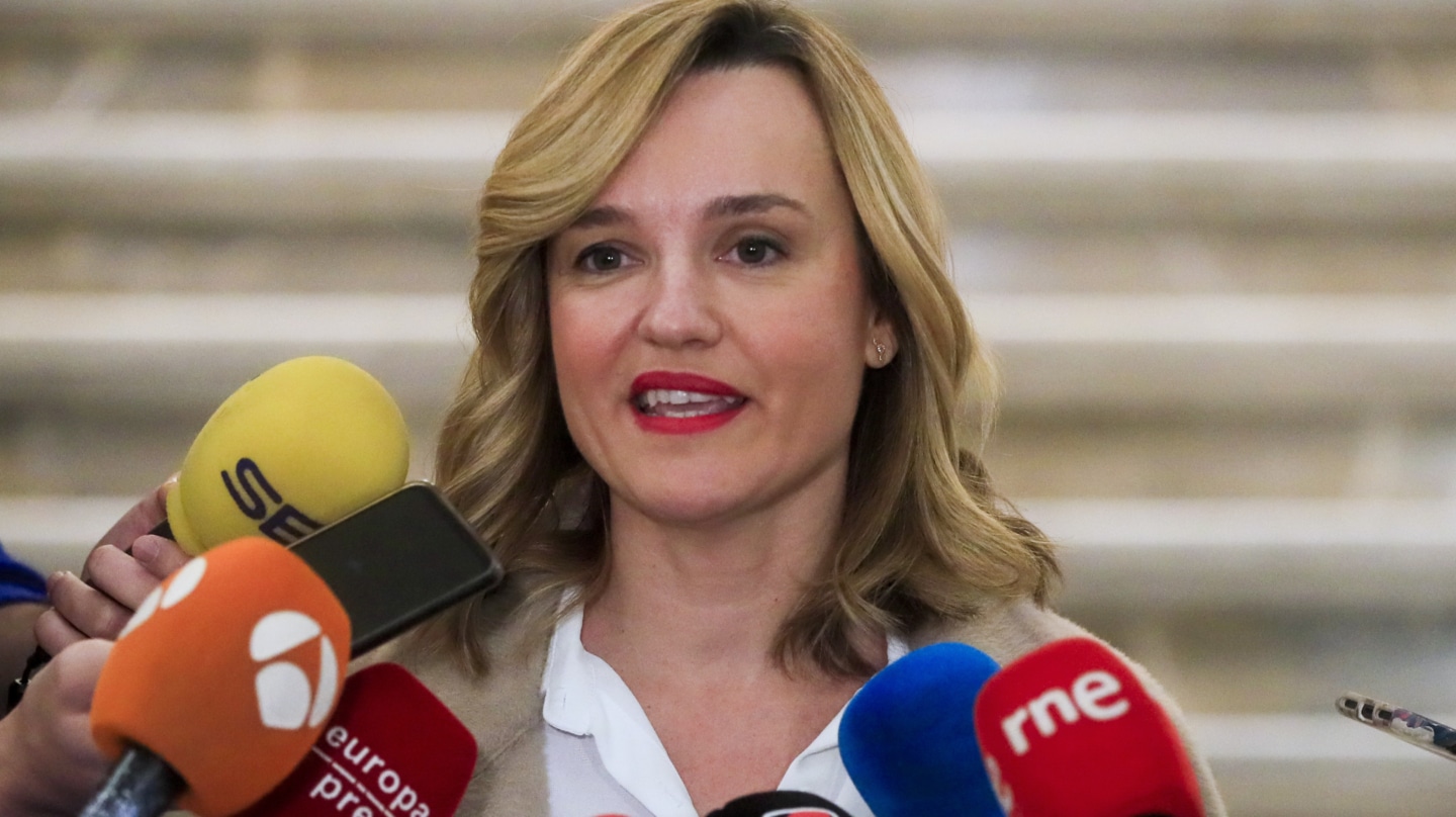 MADRID, 28/12/2023.- La ministra de Educación, Formación Profesional y Deportes y portavoz del Gobierno, Pilar Alegría, atiende a los medios de comunicación este jueves en la sede del Ministerio. EFE/ Fernando Alvarado