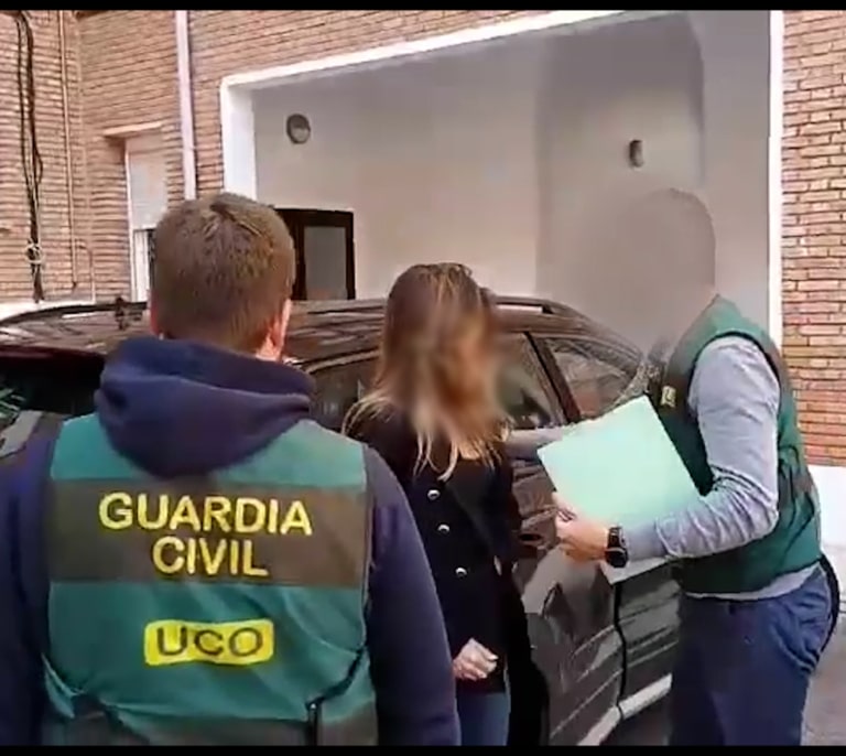 Aline F., la mujer que denunció a Pumpido Jr, vivía entre chalets y hoteles de Marbella antes de ser detenida