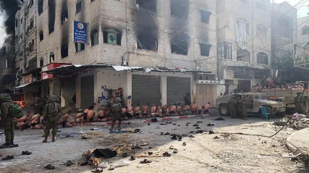 En ropa interior y atados: las imágenes de decenas palestinos detenidos en Gaza que provocan condena internacional