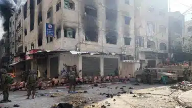 En ropa interior y atados: las imágenes de decenas palestinos detenidos en Gaza que provocan condena internacional