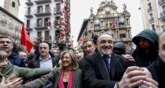 "¡Aúpa Ibarrola, no estás sola!": así ha salido del Ayuntamiento la ya exalcaldesa de Pamplona