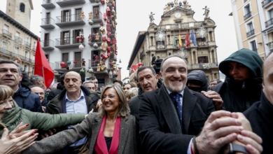"¡Aúpa Ibarrola, no estás sola!": así ha salido del Ayuntamiento la ya exalcaldesa de Pamplona