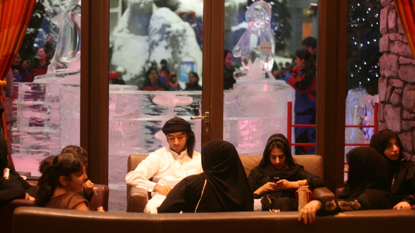 Esquiar en el desierto o mojarse en la calle donde nunca escampa: las excentricidades de Emiratos