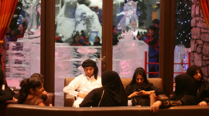 Esquiar en el desierto o mojarse en la calle donde nunca escampa: las excentricidades de Emiratos