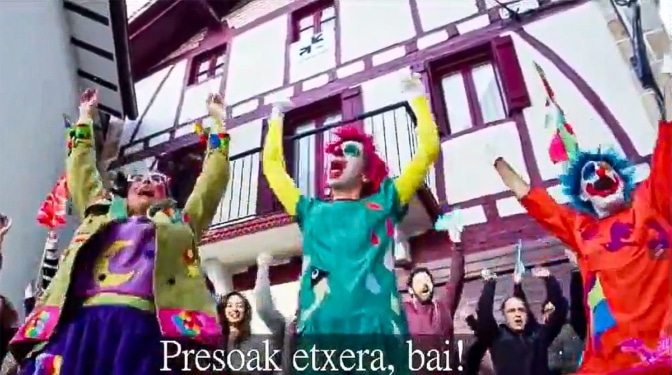 Payasos, niños y llaves, la última campaña para pedir la vuelta "a casa" de los presos de ETA