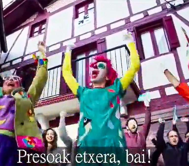 Payasos, niños y llaves, la última campaña para pedir la vuelta "a casa" de los presos de ETA