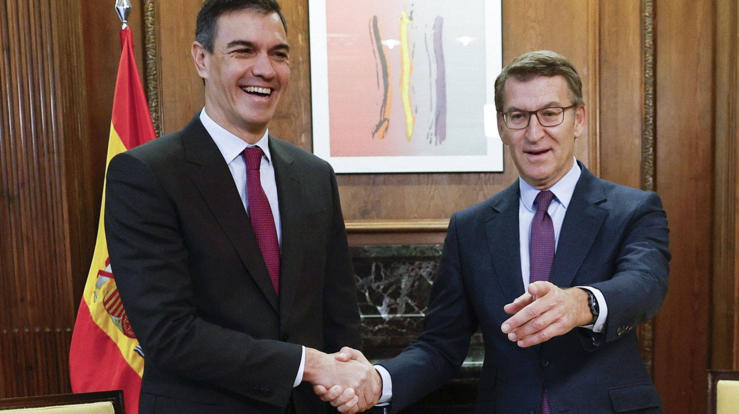 MADRID, 22/12/2023.- El presidente del Gobierno, Pedro Sánchez (i) y el líder del PP, Alberto Núñez Feijóo (d) durante su encuentro este viernes en el Congreso de los Diputados en Madrid. EFE/ Chema Moya