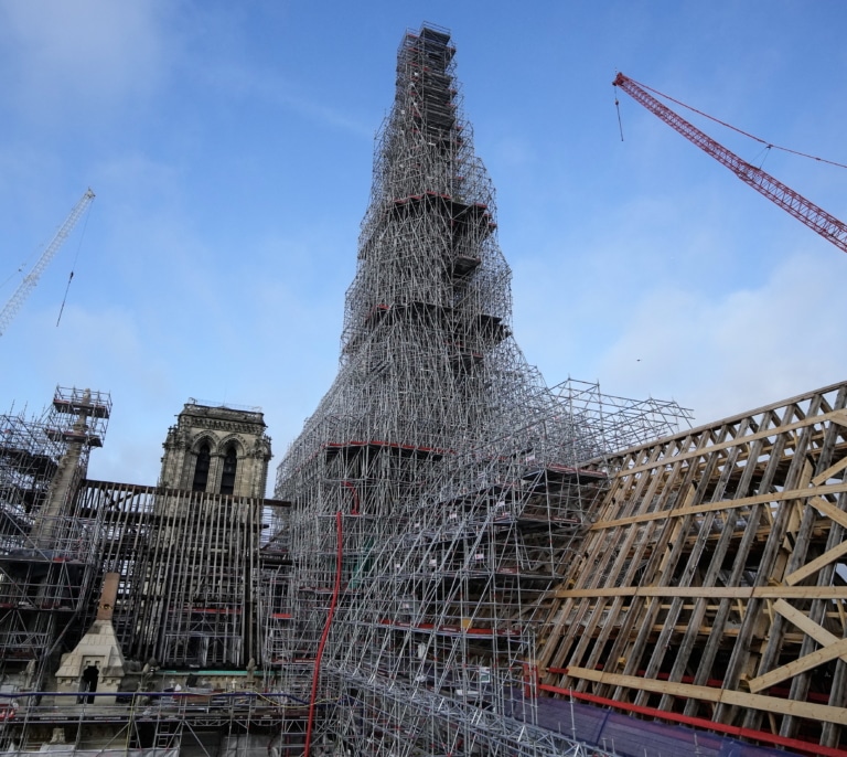 La catedral de Notre Dame recupera la aguja cuatro años después de su incendio