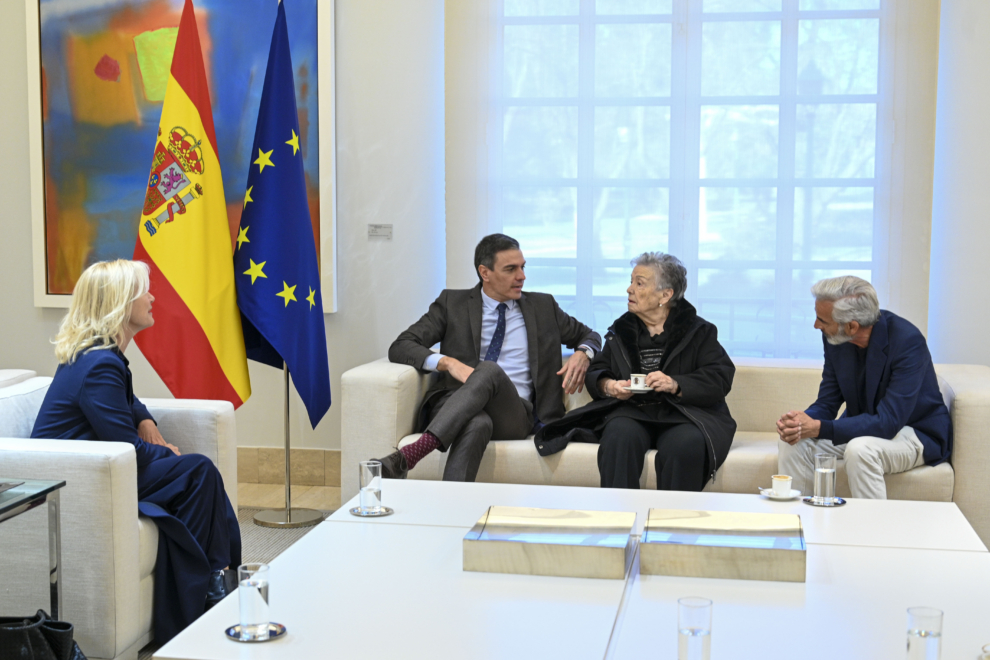 El presidente del Gobierno, Pedro Sánchez (2i), conversa con los actores de la serie 'Cuéntame', Ana Duato (i), Imanol Arias (d) y María Galiana este martes, en el Complejo de la Moncloa, en Madrid.