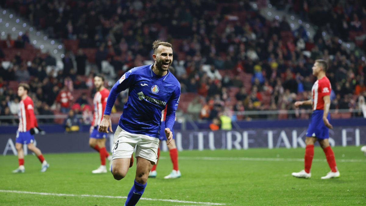 El delantero del Getafe CF Borja Mayoral celebra su segundo gol al Atlético de Madrid en el Estadio Cívitas Metropolitano