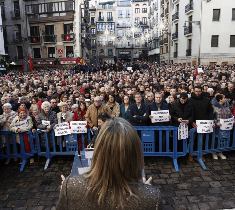 Miles de personas claman en Pamplona contra la "miseria" de la "Alcaldía progresista" de  socialistas y Bildu