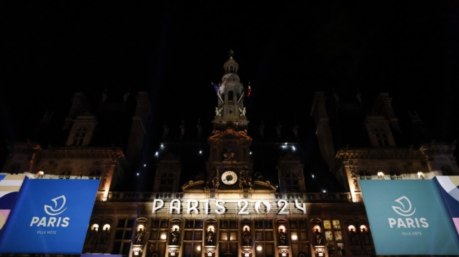 Ayuntamiento de París engalanado con la decoración de los Juegos Olímpicos 2024