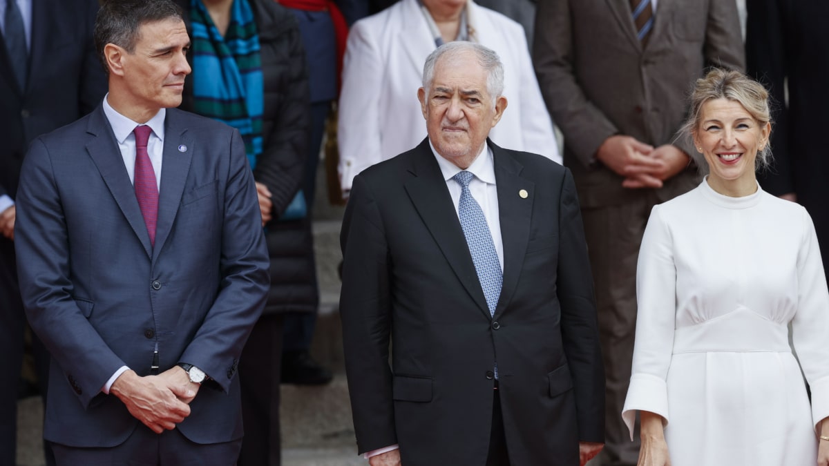 El presidente del Gobierno Pedro Sánchez, el presidente del Tribunal Constitucional Cándido Conde-Pompidou y la ministra de Trabajo Yolanda Díaz durante el desfile de tropas tras la solemne apertura de la XV Legislatura