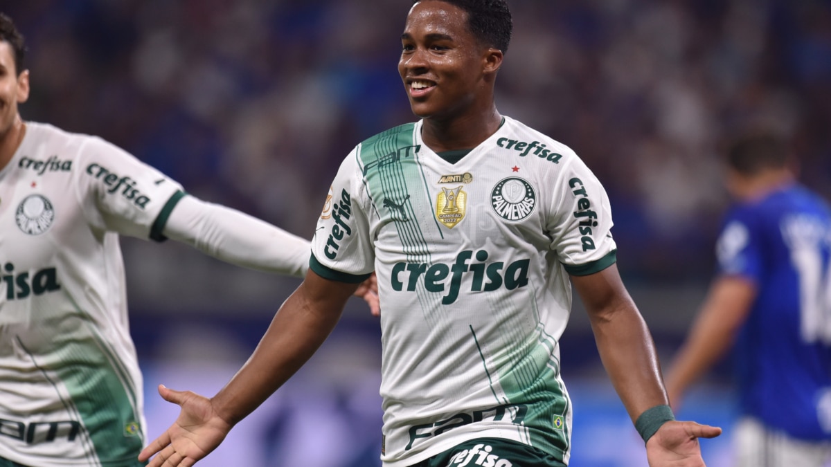 Endrick, de Palmeiras celebra su gol decisivo para el título ante Cruzeiro