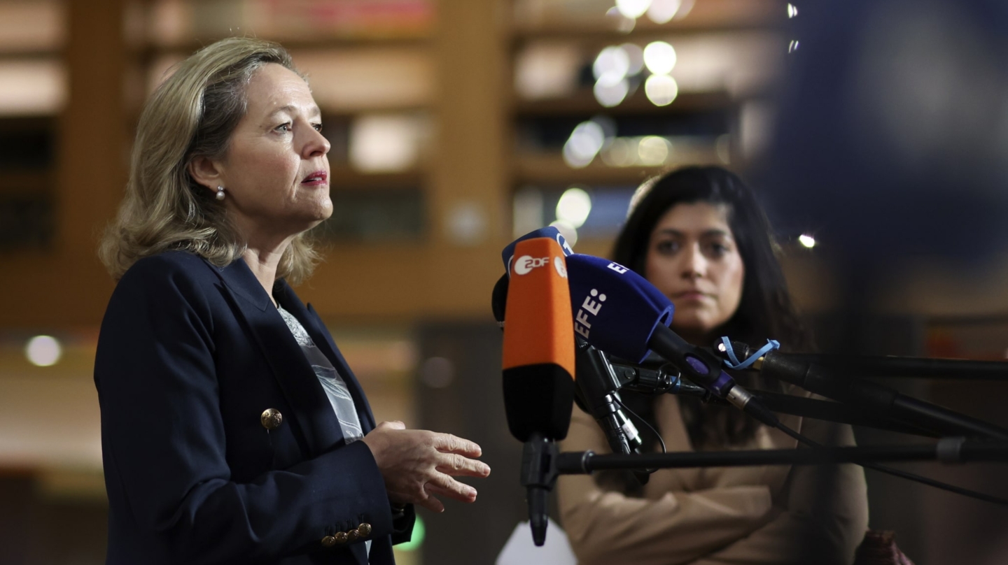 -FOTODELDIA- BRUSELAS (BÉLGICA), 08/12/2023.- La vicepresidenta del Gobierno y ministra de Economía Nadia Calviño se dirige a medios de comunicación al comienzo del Consejo de Ministros de Finanzas de la Unión Europea en Bruselas, este viernes. Los países de la Unión Europea (UE) eligieron este viernes a Nadia Calviño para presidir el Banco Europeo de Inversiones (BEI) a partir del 1 de enero de 2024 en sustitución del alemán Werner Hoyer. EFE/ Olivier Hoslet