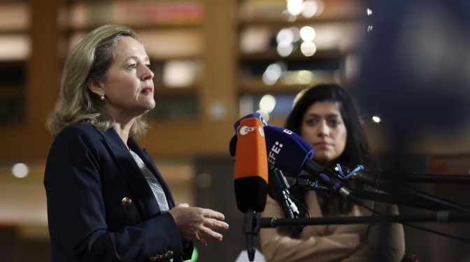 Promoción interna o fichaje estrella: Sánchez, sin prisa para el relevo "solvente y moderado" de Calviño