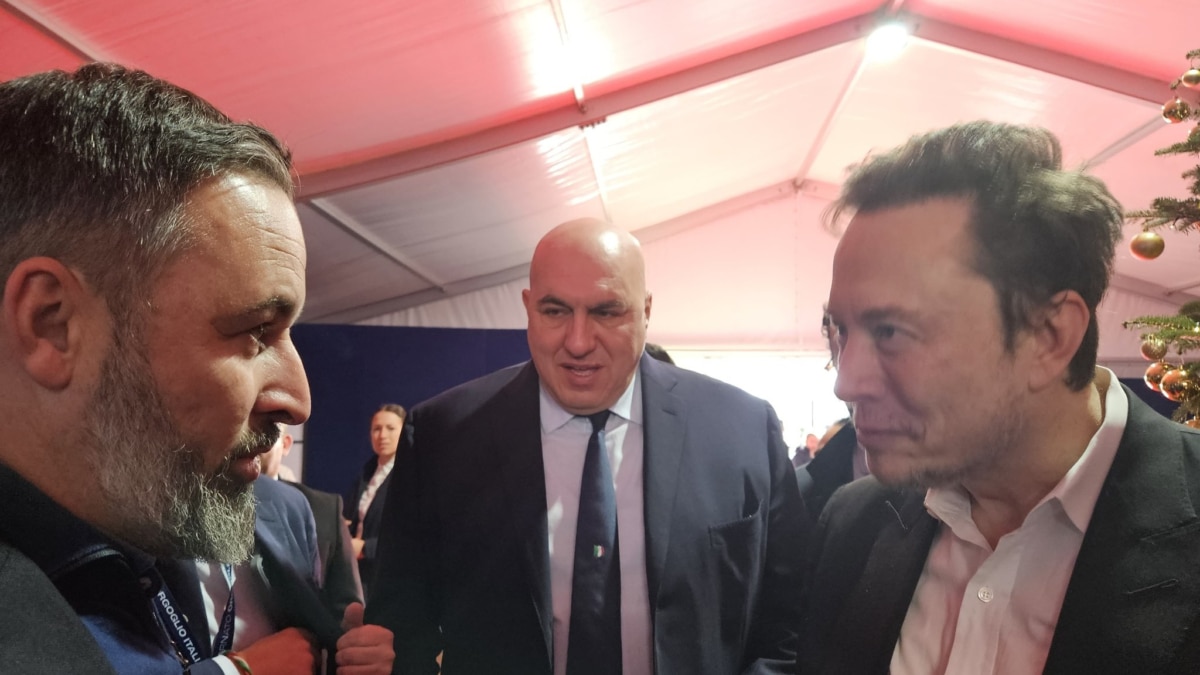 El presidente de VOX, Santiago Abascal (i), y el presidente de Tesla y X (Twitter),Elon Musk (d), han mantenido un encuentro este sábado Roma