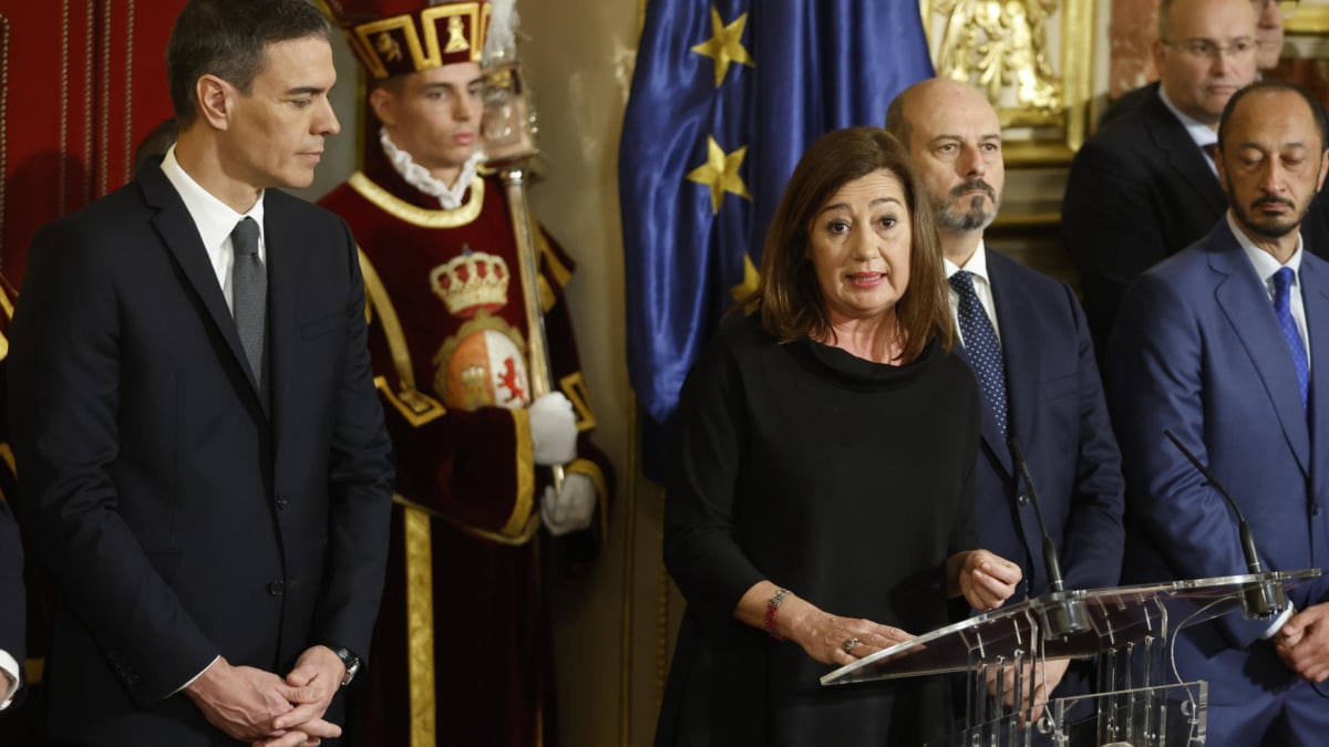 La presidenta del Congreso de los Diputados, Francina Armengol, da un discurso en presencia del presidente del Gobierno, Pedro Sánchez , durante el acto por el Día de la Constitución.