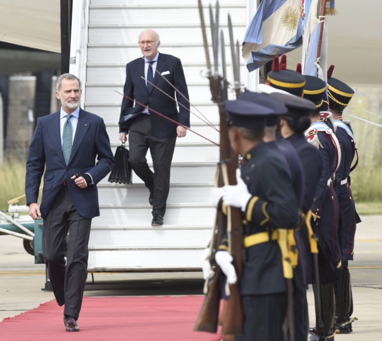 Felipe VI llega a Argentina para asistir a la investidura de Milei como presidente