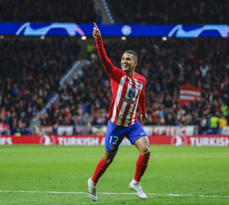 El Atlético vence con solvencia a la Lazio y certifica su pase como primero de grupo